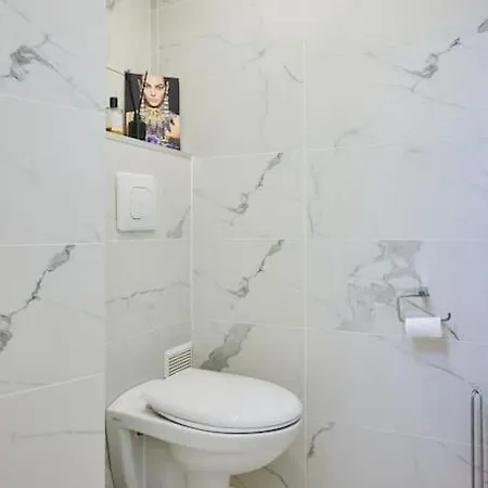 Apartment Type F2 Renove- Quartier Elysee Paris