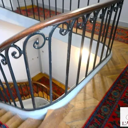 Type F2 Renove- Quartier Elysee Paris